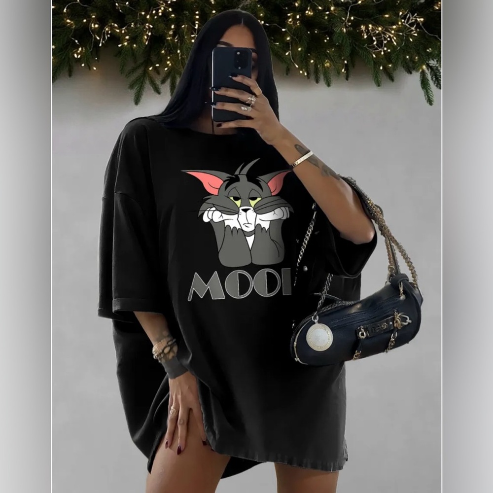 Women’s oversized Black Graphic T-Shirt - Picture 3 of 8